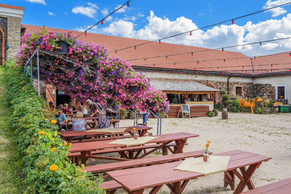 Lauko restoranas kumečių kiemelis